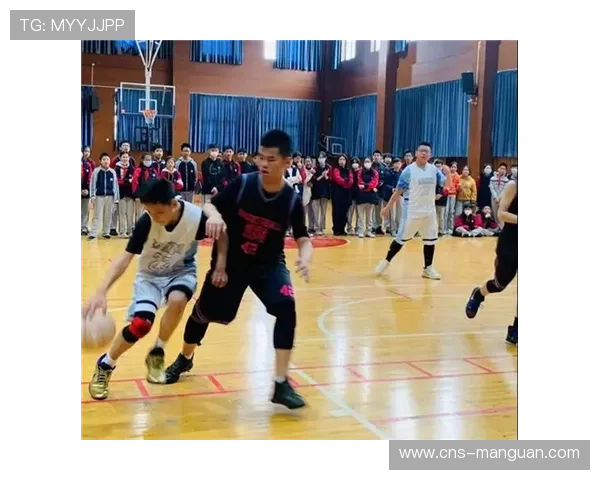 新生篮球赛决赛观众爆满，中英班学生欢呼助威